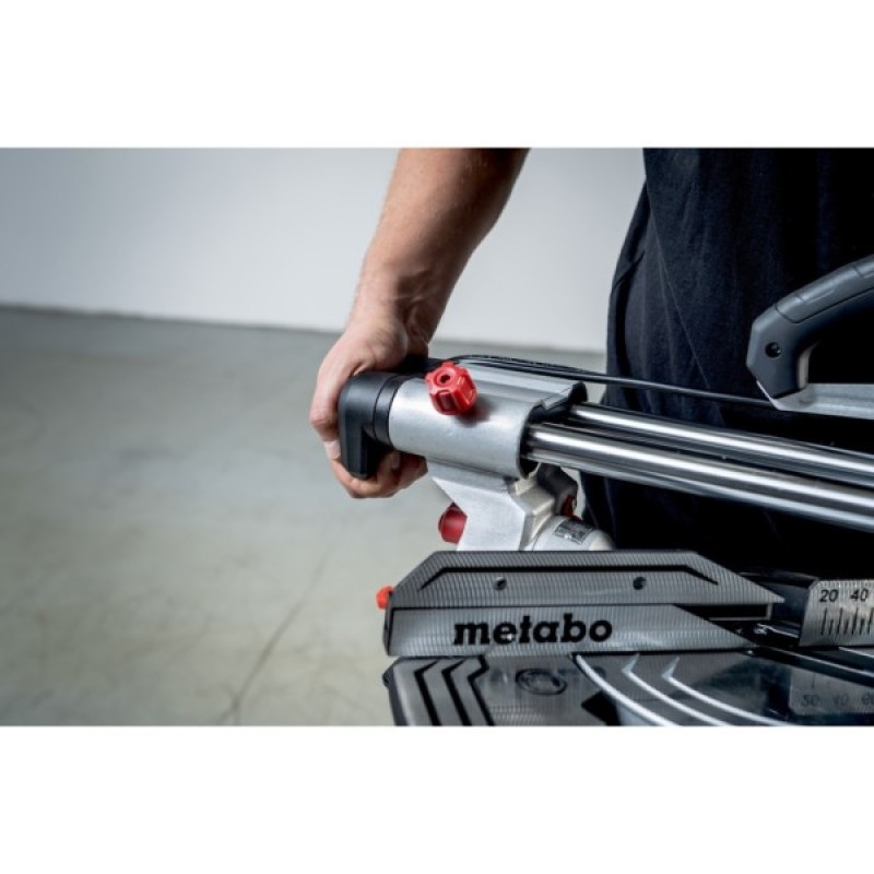 Торцювальна пила Metabo KGS 305M з протяжкою, 1600Вт, 305мм, 18.6кг (613305000)